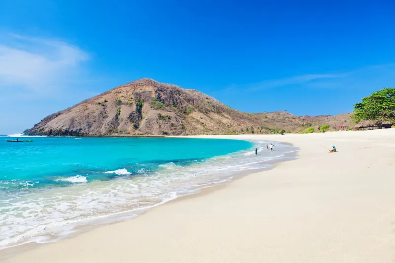 La sublime plage de Mawun près de Kuta sur l'île de Lombok.