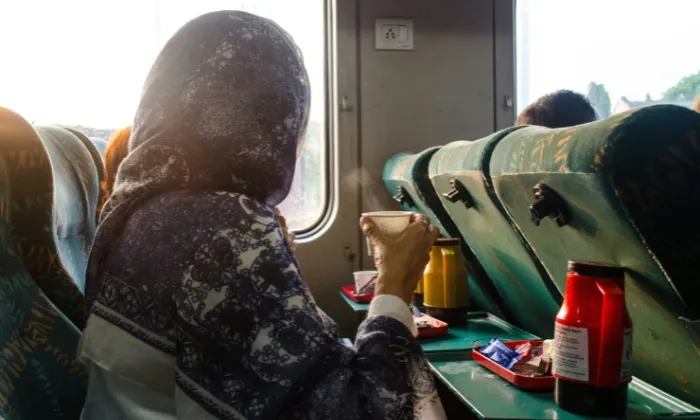 Certains trains proposent un service de restauration à bord.
