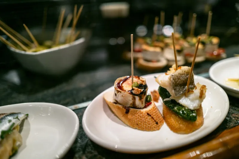 Saint-Sébastien est célèbre pour ses pintxos, petites bouchées typiques du Pays basque.