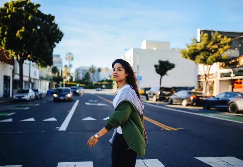 Une femme marchant dans les rues de Santa Monica.