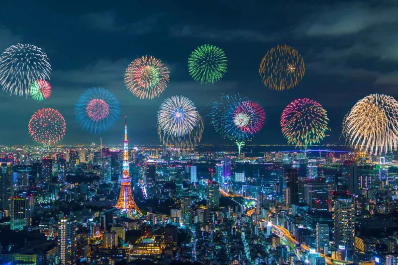 Des feux d’artifice éclatent au-dessus de Tokyo lors du festival des feux d’artifice de Sumidagawa, en juillet.