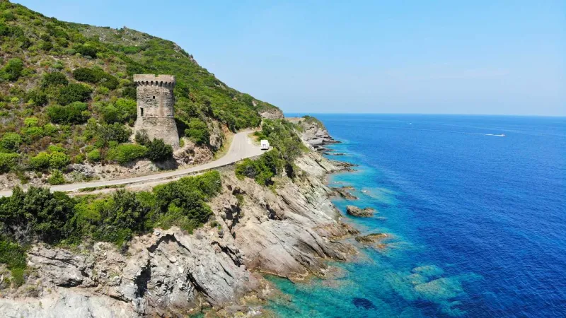 La célèbre tour génoise de l’Osse, sur le Cap Corse.