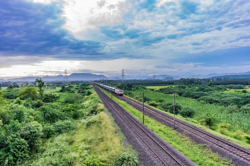 Les trains express parcourent de longues distances à travers tout le pays.