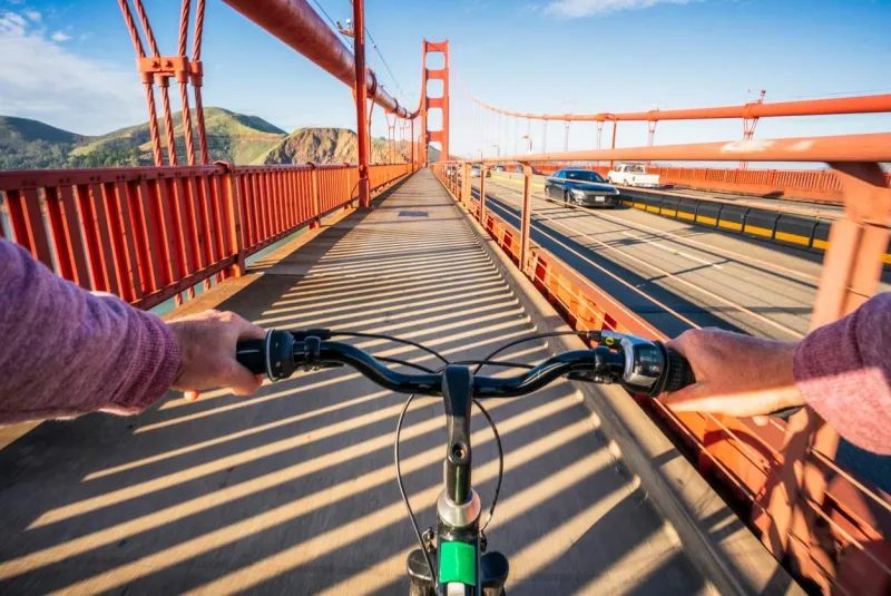 Traverser le Golden Gate Bridge à vélo est même l’une des expériences les plus emblématiques à faire à San Francisco.
