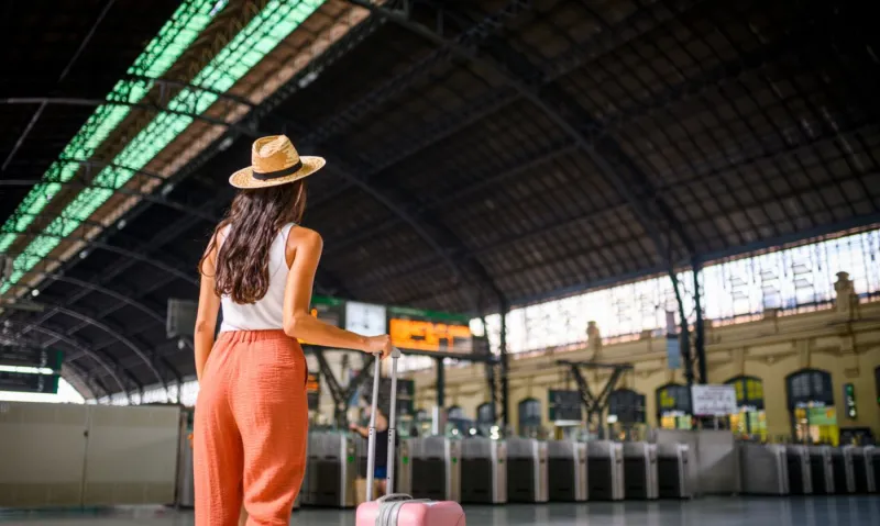 Voyageuse à la gare en Espagne