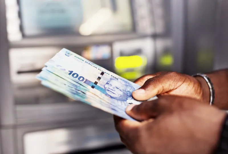 Faites preuve de vigilance devant les distributeurs de monnaie.