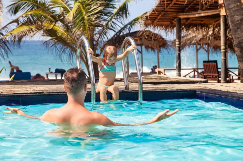 Si vous voyagez avec un tout-petit, et que votre budget le permet, privilégiez un hôtel avec piscine.