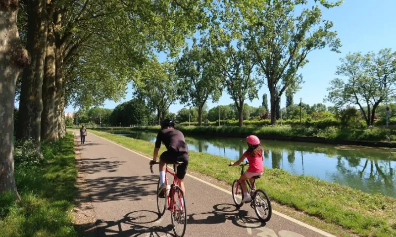 Le canal de Bourgogne se parcourt facilement en famille.