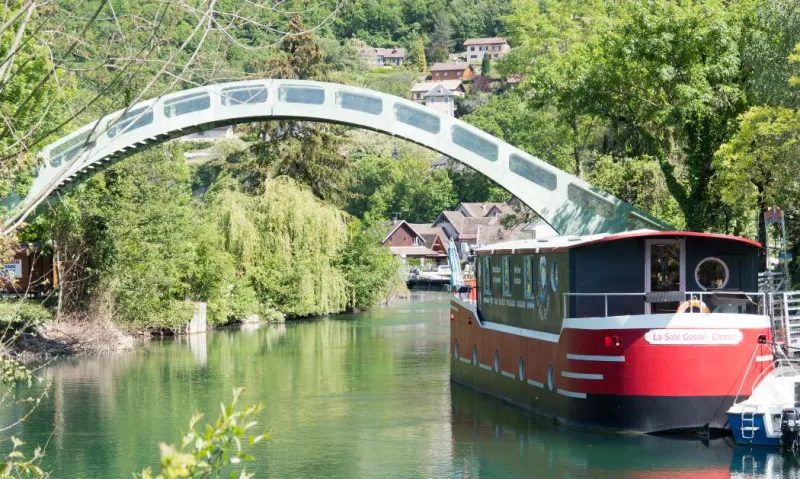 Traversant Chanaz, le canal de Savières offre un cadre enchanteur.