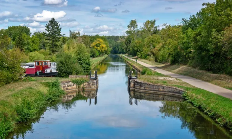 Le canal du Nivernais, un ruban paisible à vélo au cœur de la Bourgogne.