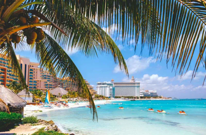 À Cancún, la Zona Hotelera est bien encadrée et sécurisée, offrant aux voyageurs un séjour balnéaire serein