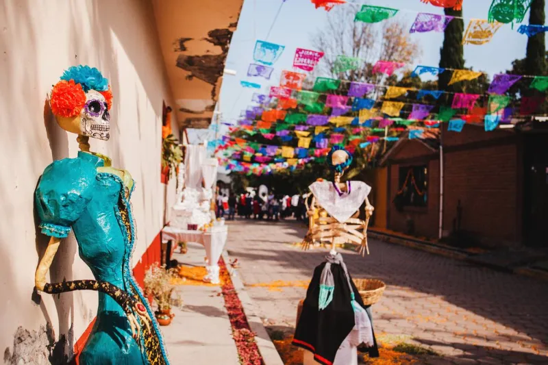 La Catrina, un squelette féminin, est le personnage emblématique de la fête des morts.