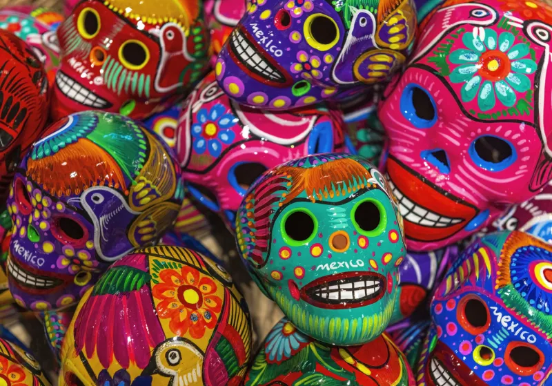 À Oaxaca, les crânes colorés en sucre et en céramique symbolisent la joie de célébrer la vie au-delà de la mort.