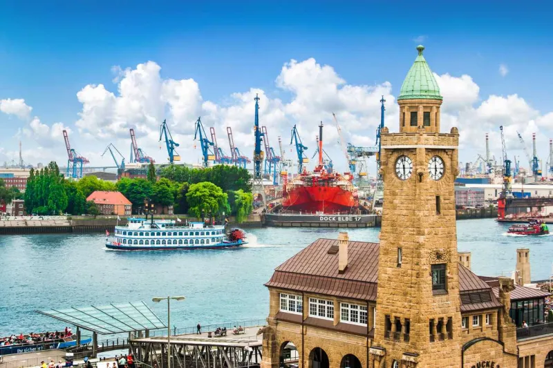 Visitez le célèbre port de Hambourg lors d'une croisière en bateau.