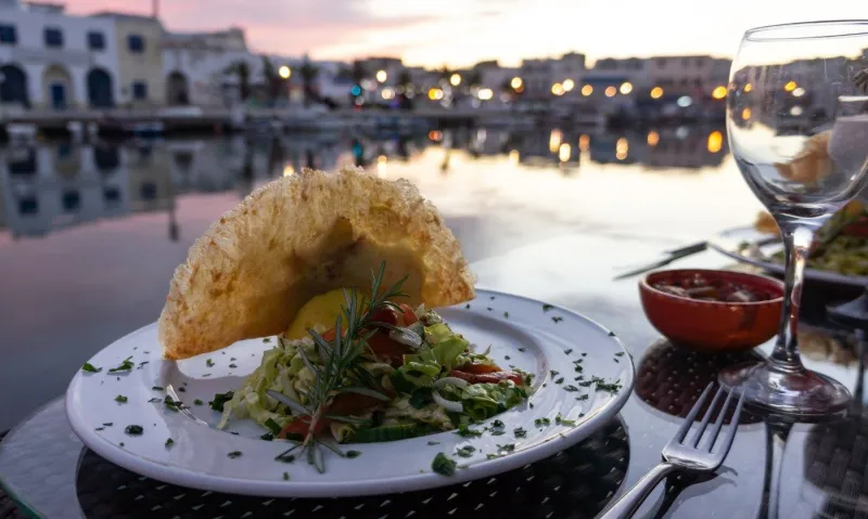 La cuisine tunisienne se réinvente entre tradition et créativité.