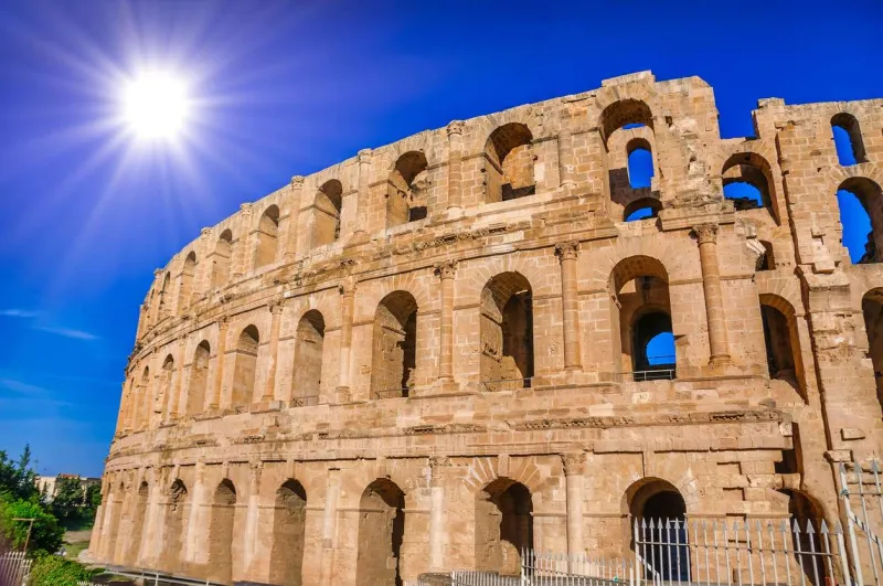 El Jem, en Tunisie, abrite un amphithéâtre romain majestueux, presque l’égal du Colisée.