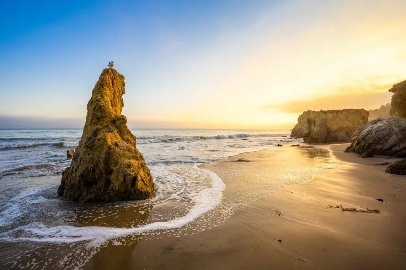 La plage d'El Matador au coucher du soleil.