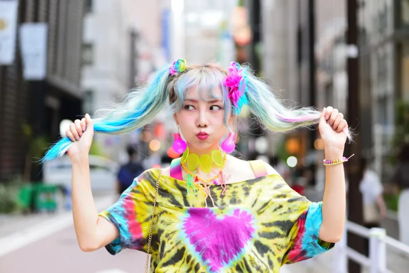 À Tokyo, le kawaii s’exprime à Harajuku, où couleurs pop et looks excentriques transforment la rue en défilé permanent