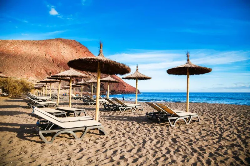La plage de La Tejita est dominée par la Montaña Roja.