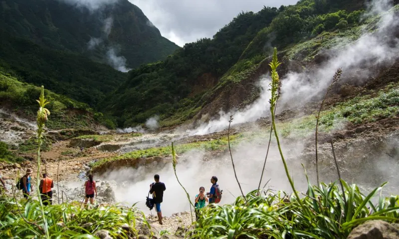 La Vallée de la Désolation permet de rejoindre le Boiling Lake, deuxième plus grand lac en ébullition de la planète.