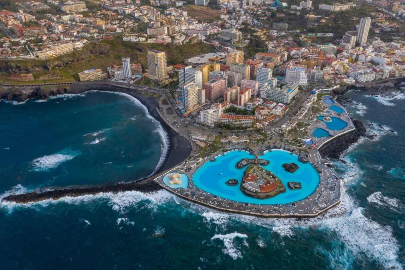 Une vue aérienne du Lago Martiánez à Tenerife.