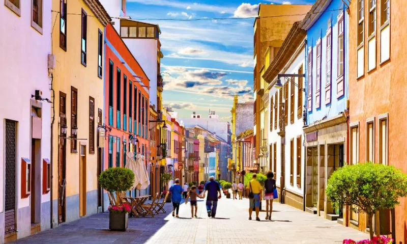 La Laguna, joyau historique de Tenerife classé à l’Unesco, séduit par ses rues pavées, ses demeures colorées.