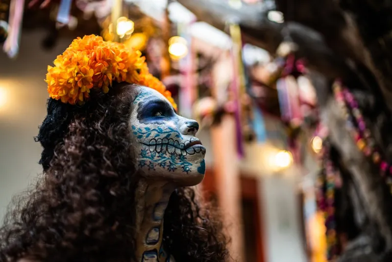 Lors du Día de los Muertos, le maquillage en crâne coloré est devenu un symbole festif et incontournable.