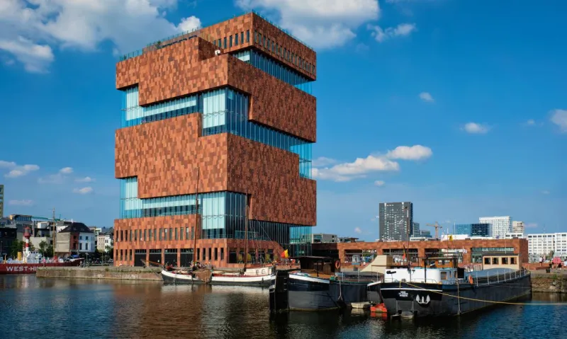 Le MAS est l’emblème contemporain d’Anvers, entre musée et belvédère sur la ville et le port.
