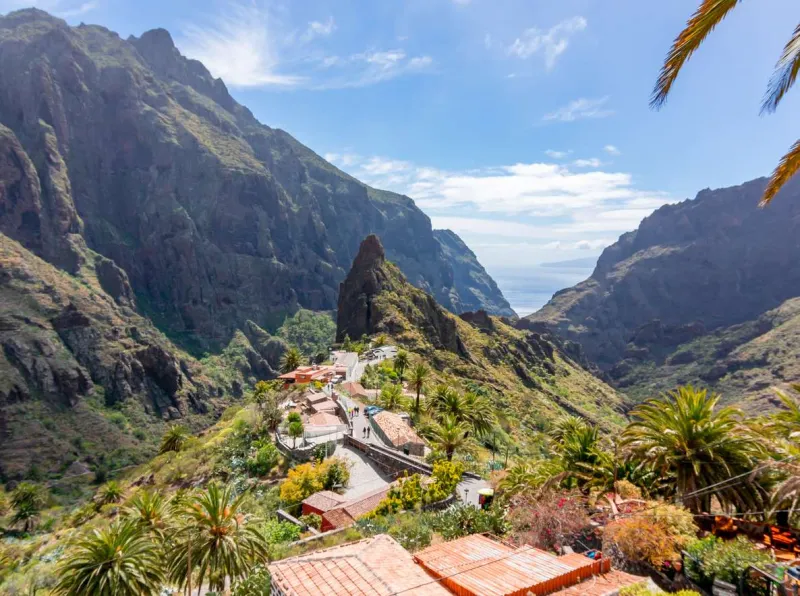Niché au cœur des gorges spectaculaires, le village de Masca à Tenerife séduit par son charme authentique et ses vues à couper le souffle.