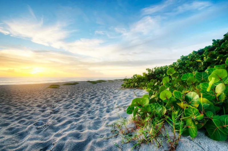Un coucher de soleil sur Melbourne Beach en Floride.