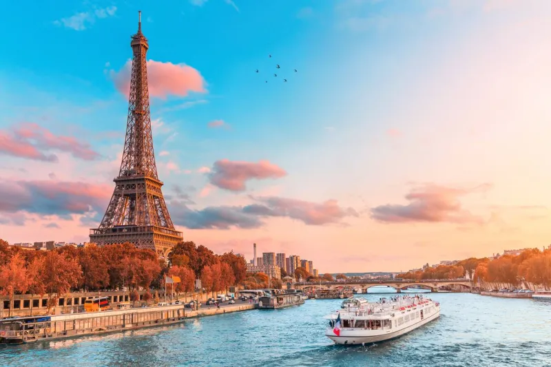 En novembre, une croisière sur la Seine offre un Paris illuminé et paisible.