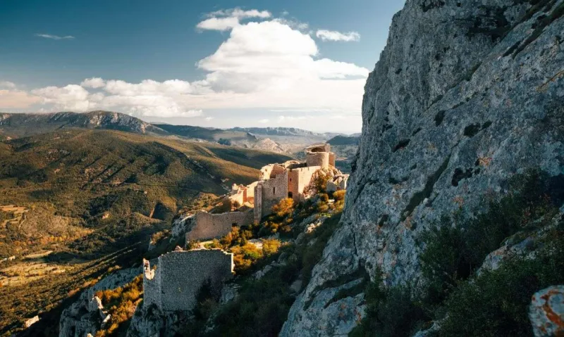 En novembre, le Pays Cathare révèle ses châteaux perchés dans une lumière d’automne.