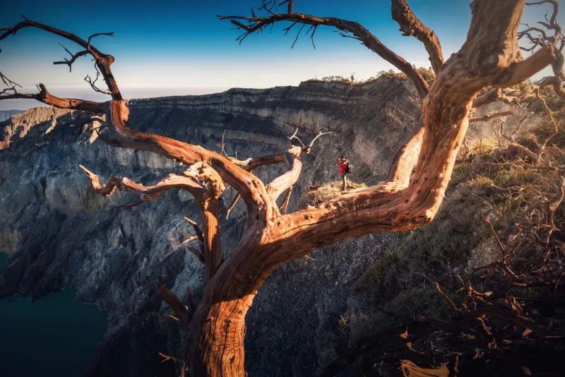 Un homme photographie le Kawak Ijen depuis un spot iréel ! 