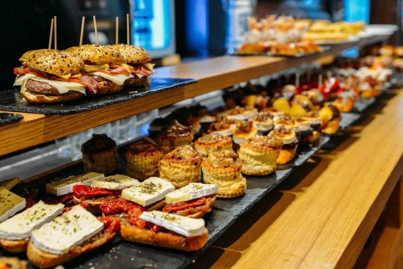 À Saint-Sébastien, les pintxos sont une véritable institution.