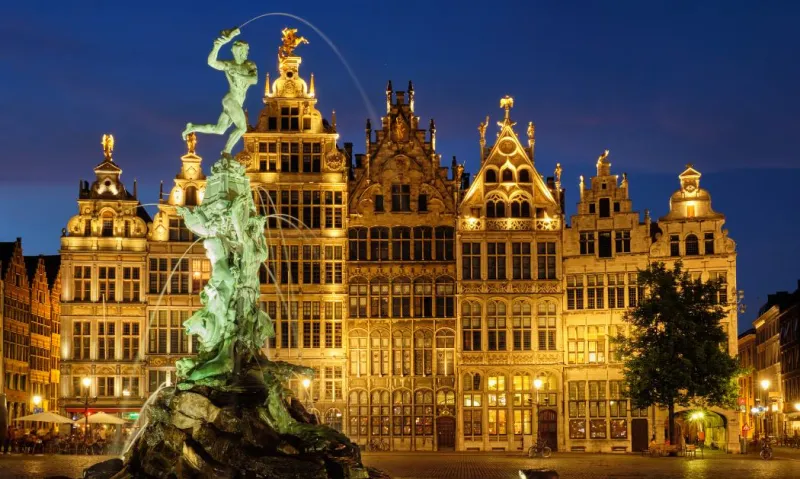 La célèbre Grand-Place d'Anvers où vous trouverez de nombreux cafés où vous attablez.