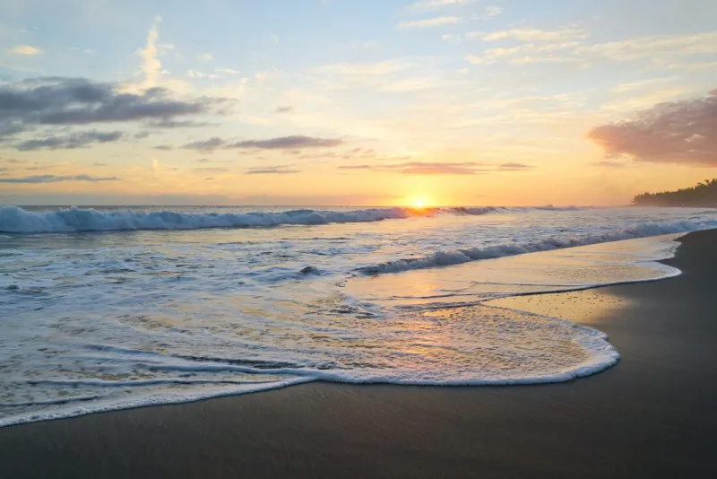 Un coucher de soleil sur la  plage de L’Étang-Salé.