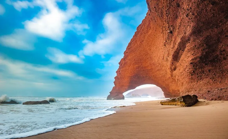 Les arches rouges de la plage de Legzira, près d'Agadir au Maroc.