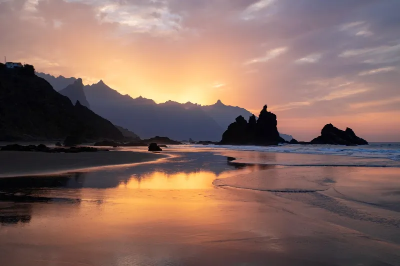 Un coucher de soleil sur la Playa de Benijo.