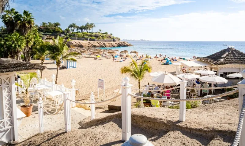 À Playa del Duque, élégance et détente se rencontrent.