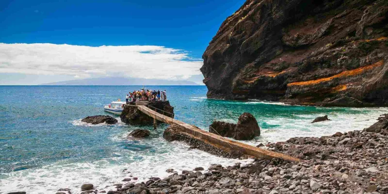La Playa de Masca est une crique de sable noir accessible uniquement par un sentier de randonnée ou en bateau.
