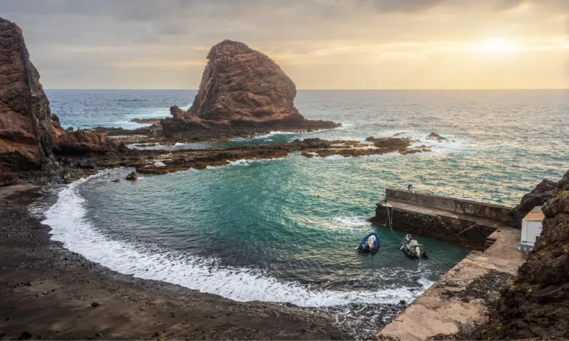 La Playa de Roque Bermejo est une crique isolée du parc d’Anaga, accessible seulement à pied ou en bateau.