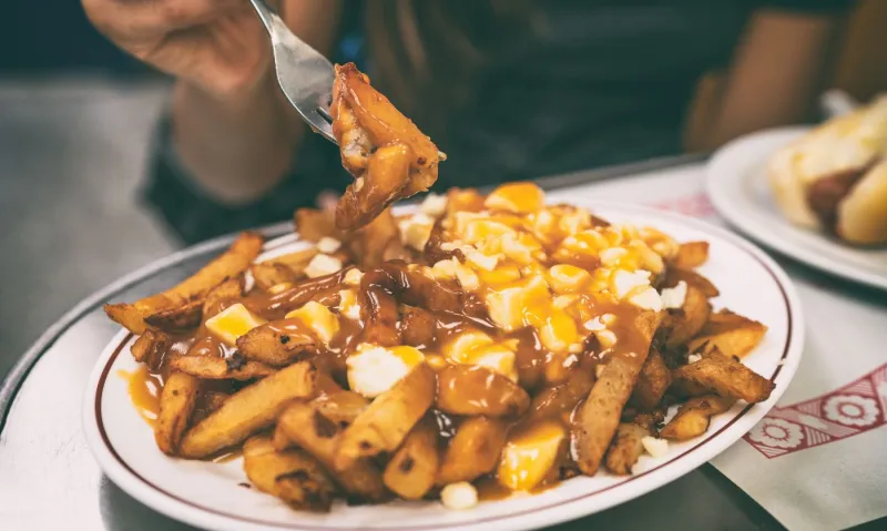 La poutine est l’un des plats les plus populaires de Montréal, mais la déguster, attendez-vous à faire la queue.