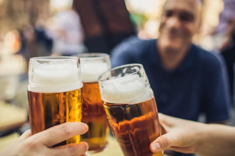 La bière tchèque est très abordable, mais elle se déguste toujours avec modération.