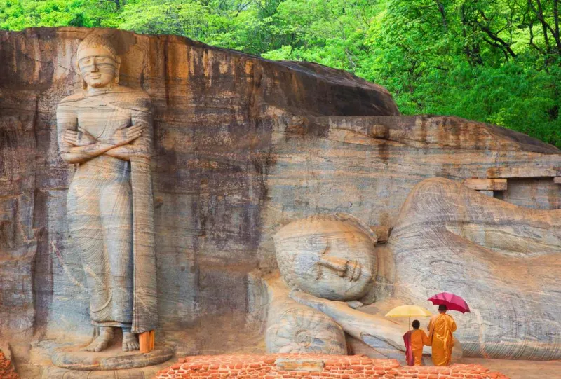 Au Sri Lanka, la religion imprègne le quotidien : visiter un temple exige une tenue décente et une attitude respectueuse.