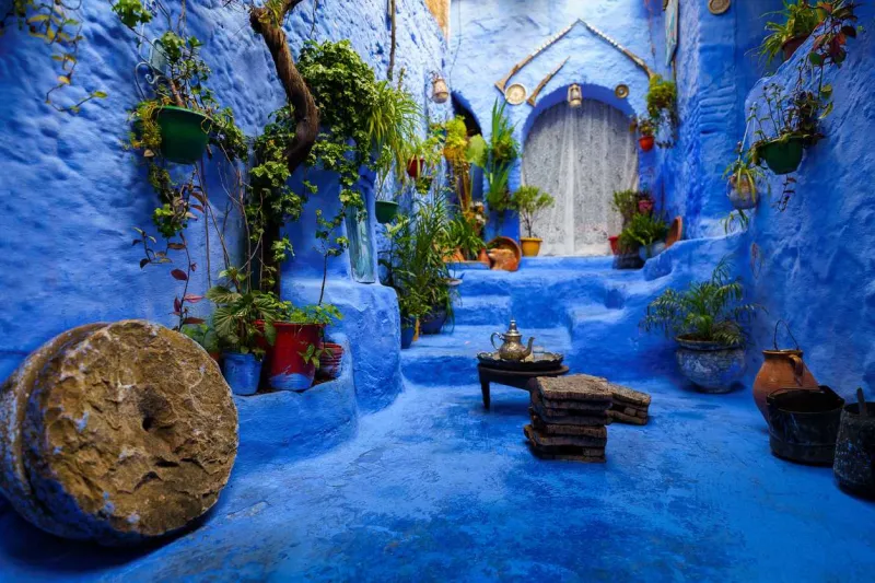 Chefchaouen, joyau bleu niché dans les montagnes du Rif.