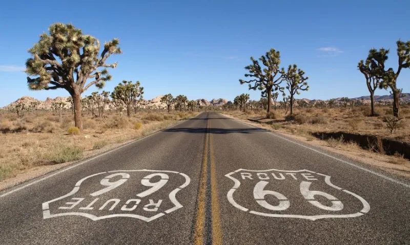 La légendaire route 66 traverse le désert de Mojave en Californie.