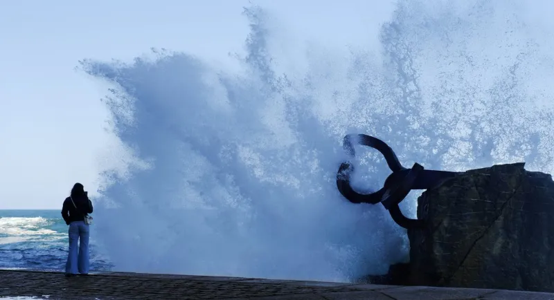 Peine del Viento est l'une des oeuvres plus connues du sculpteur Eduardo Chillida.
