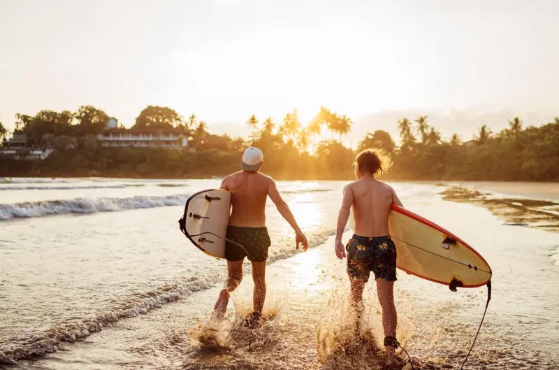 Au Sri Lanka, les adolescents peuvent apprendre à surfer.
