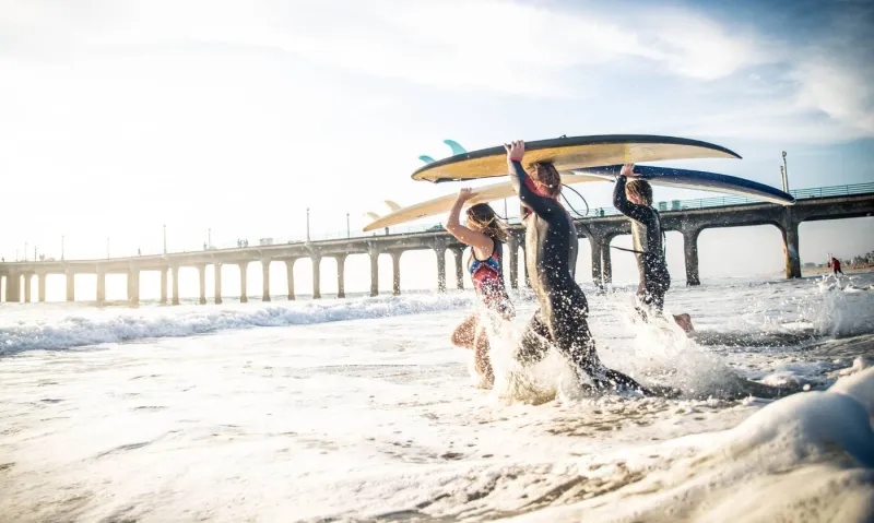 À Los Angeles, le surf n’est pas qu’un sport : c’est une véritable culture, inscrite dans l’ADN de la ville.