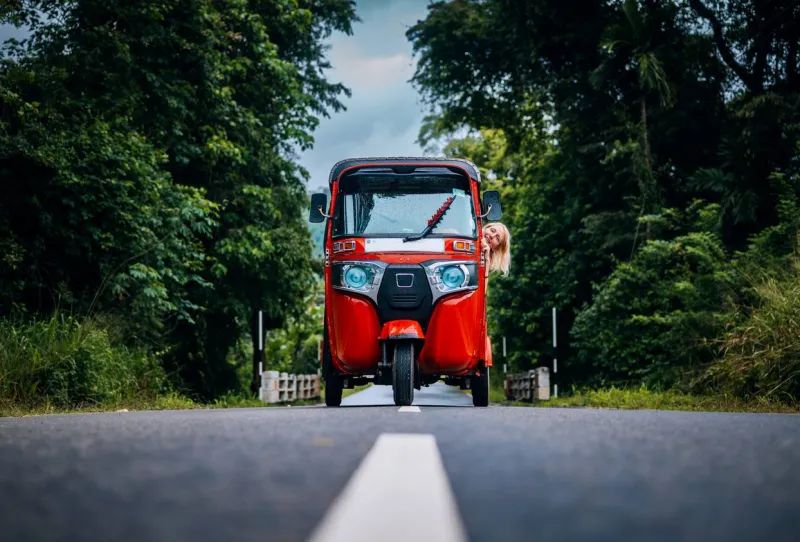 Au Sri Lanka, le tuk-tuk est le moyen de transport le plus typique pour se déplacer sur de courtes distances.